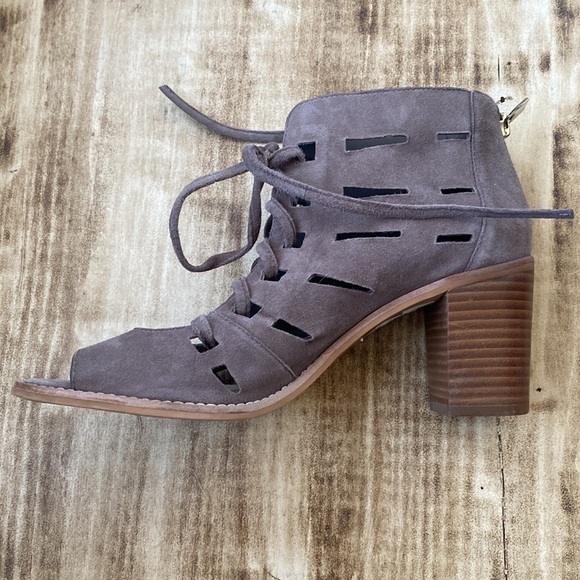 VINCE Camuto Tressa Lace Up Block Heel Bootie - Picture 5 of 10